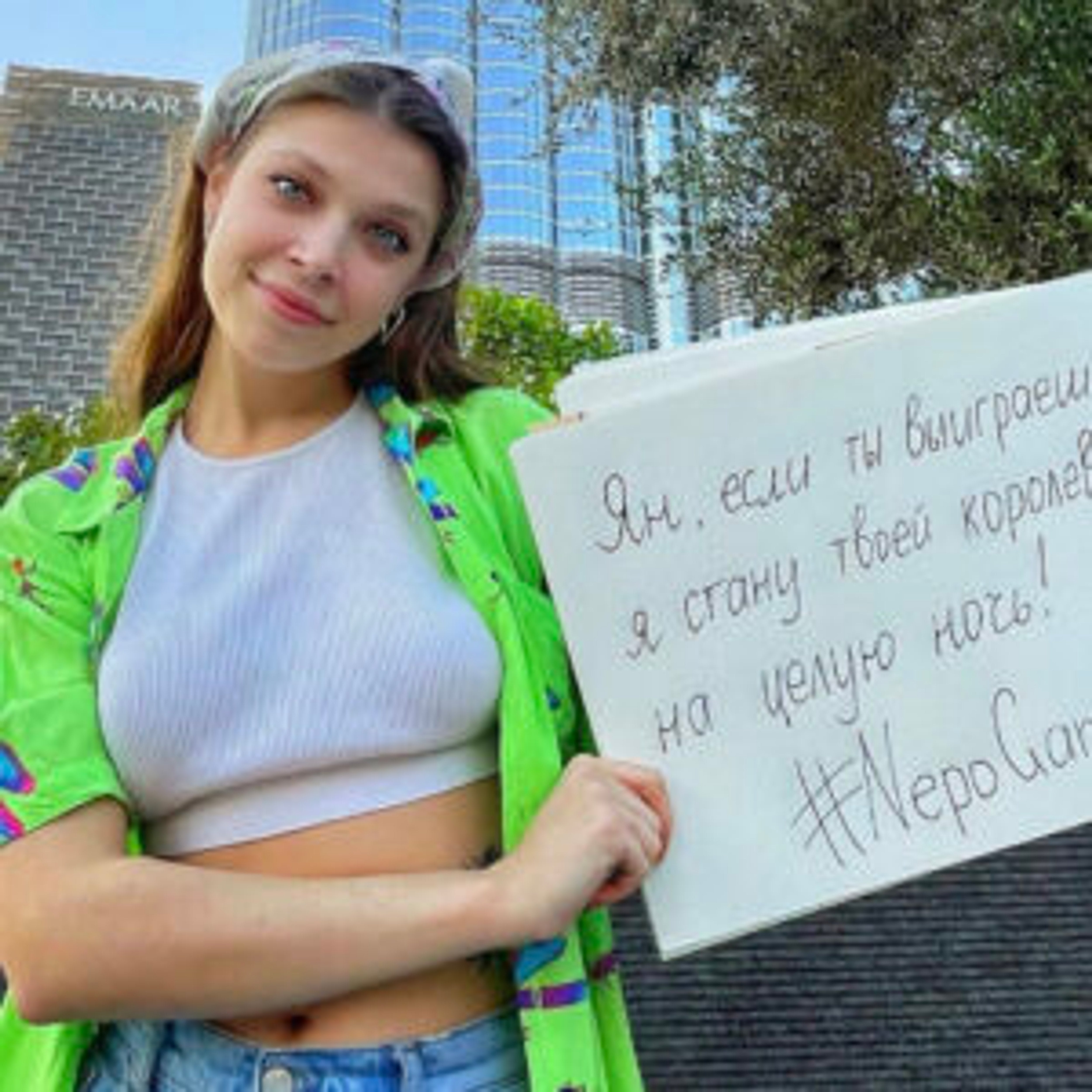 Russian adult film star offers chess player “whole night” if he beats champion