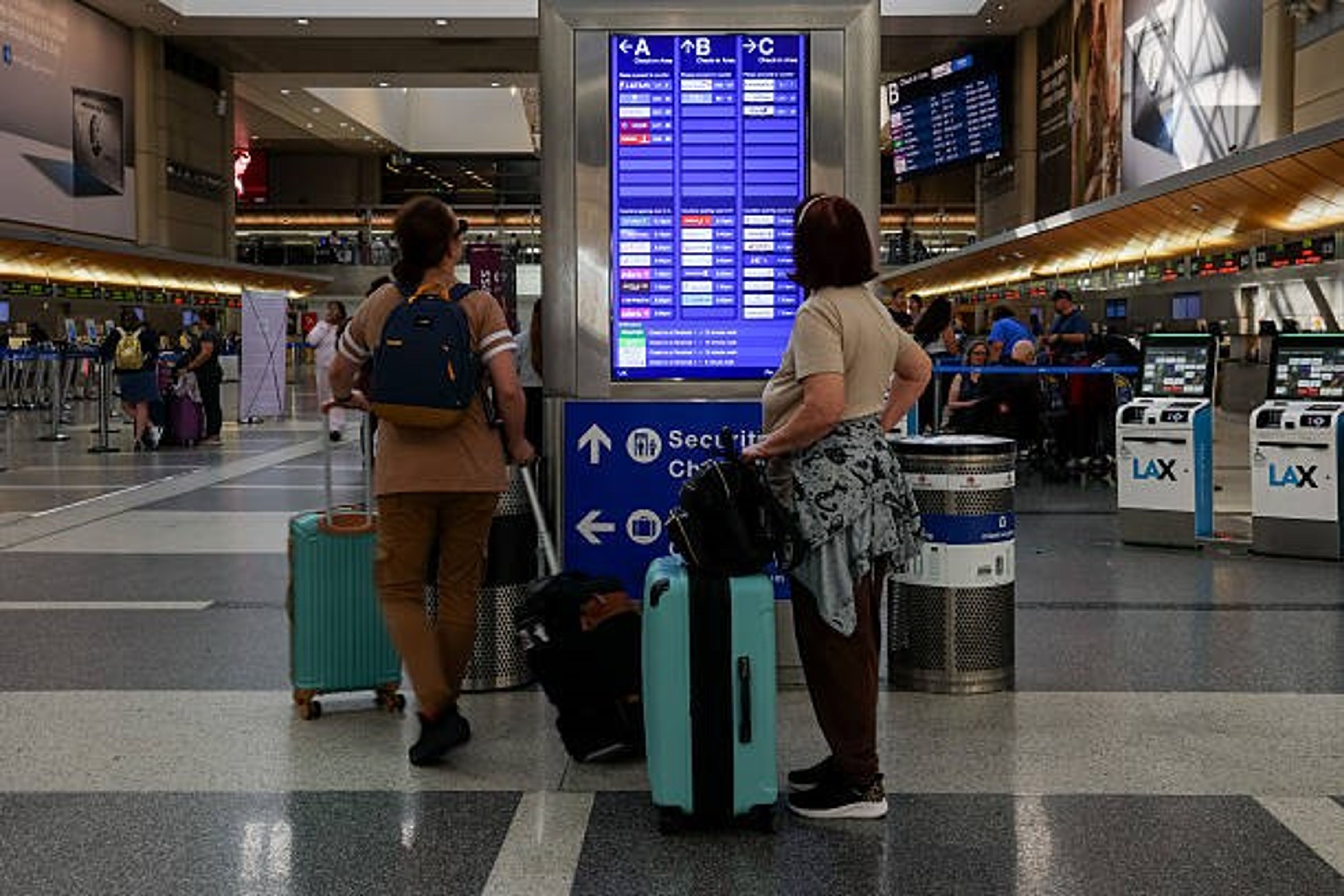 Flight Chaos Looms as U.S. Slashes 10% of Major Airport Traffic Amid Shutdowns