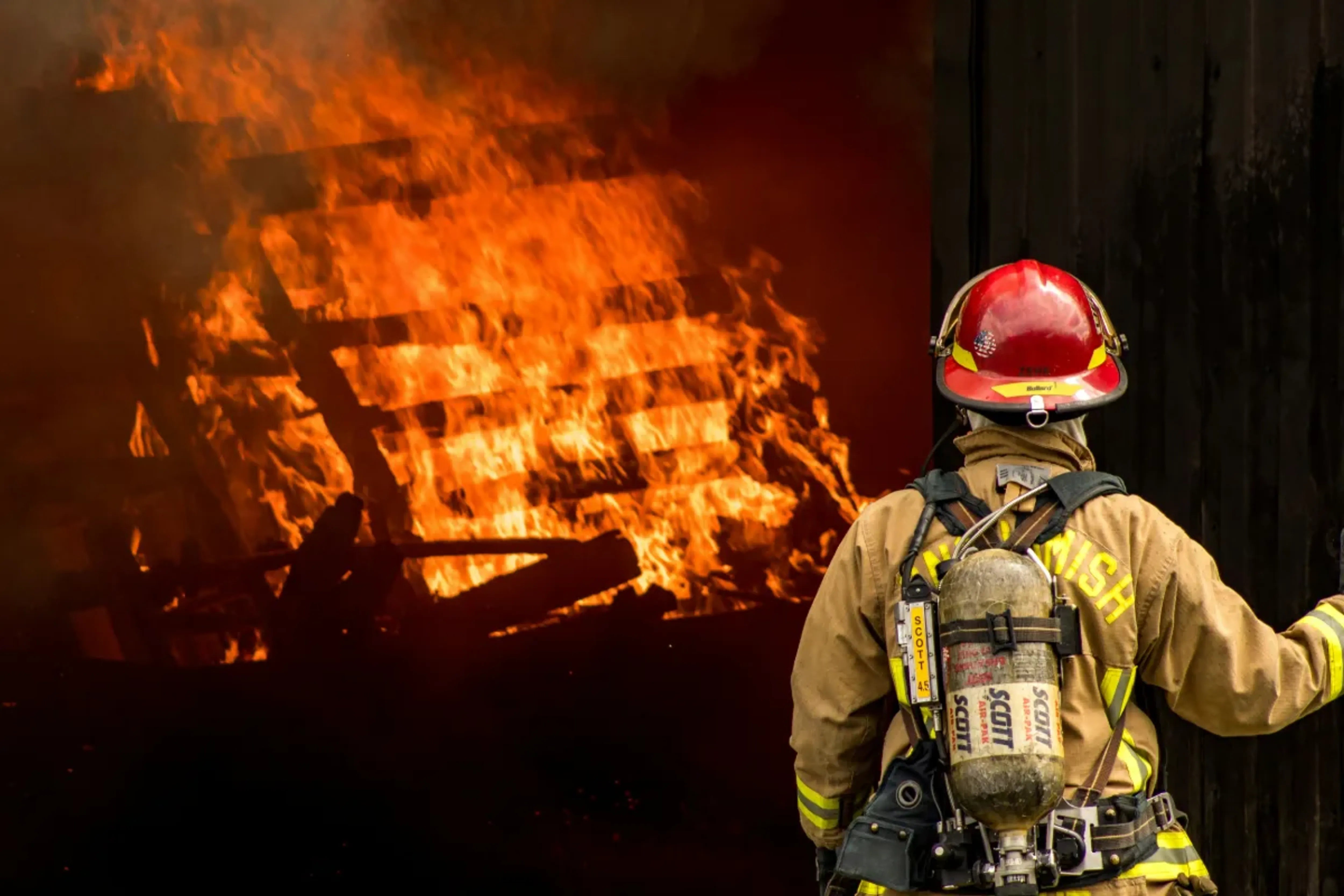 Off-Duty First Responders Rush Into Burning Home to Save Family