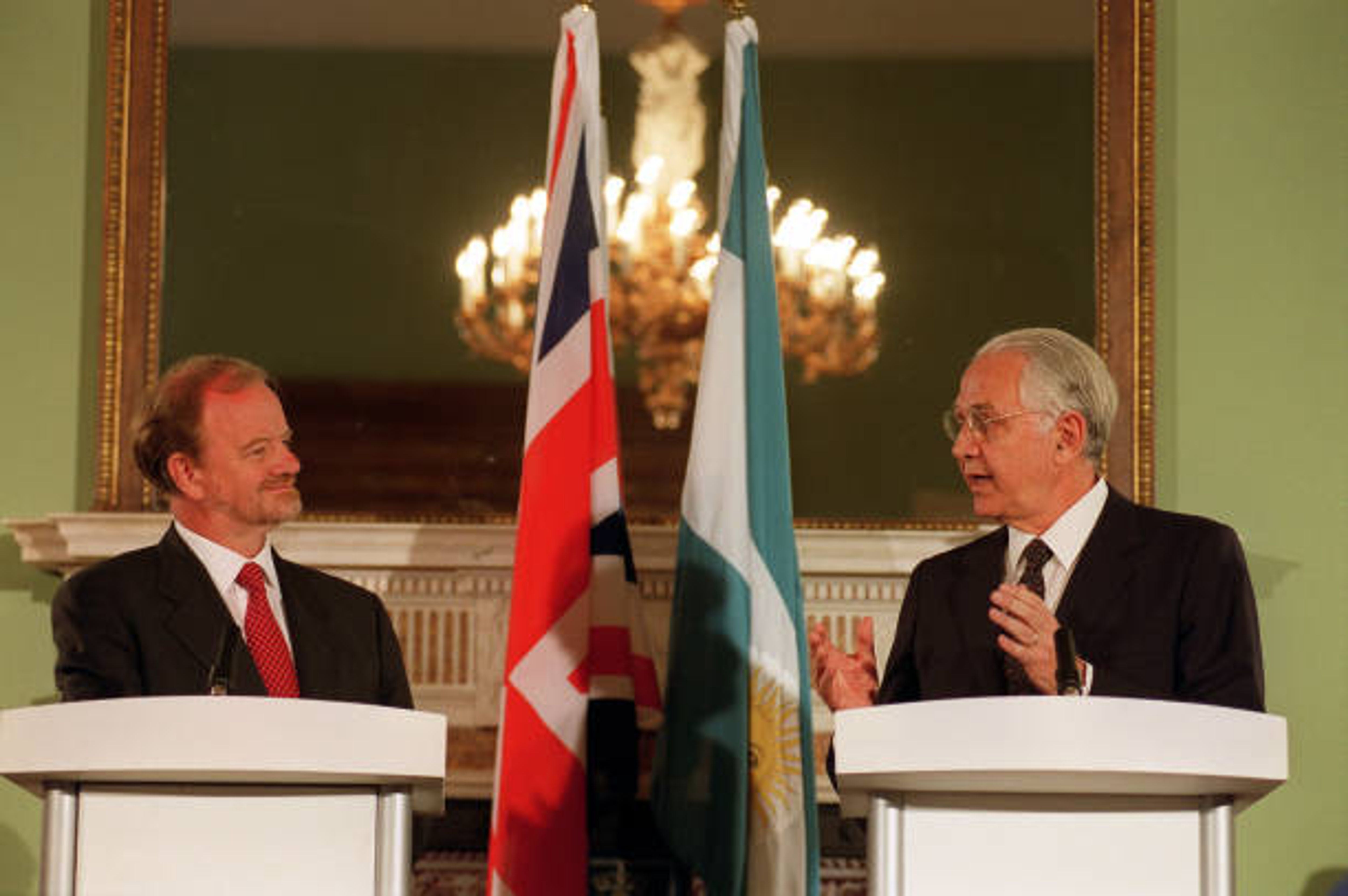 Argentina, UK Explore Weapons Ban Shift